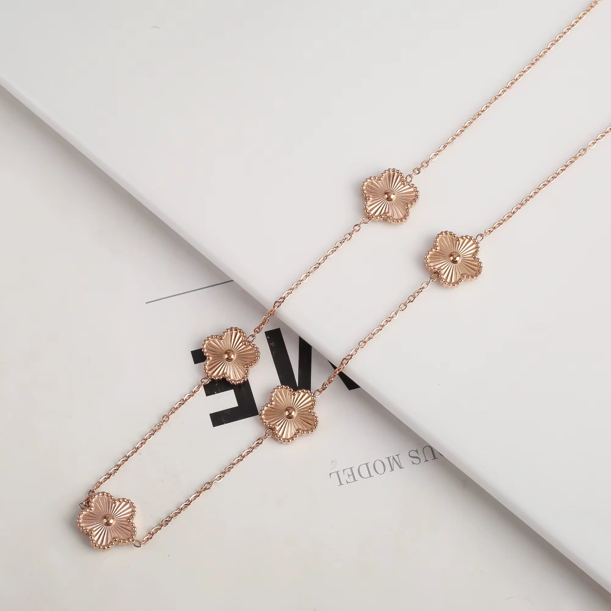 Hot Selling High-Quality Plum Blossom Plant Metal Five Leaf Flower Bracelet Necklace with Double-Sided Y2K Style Clover