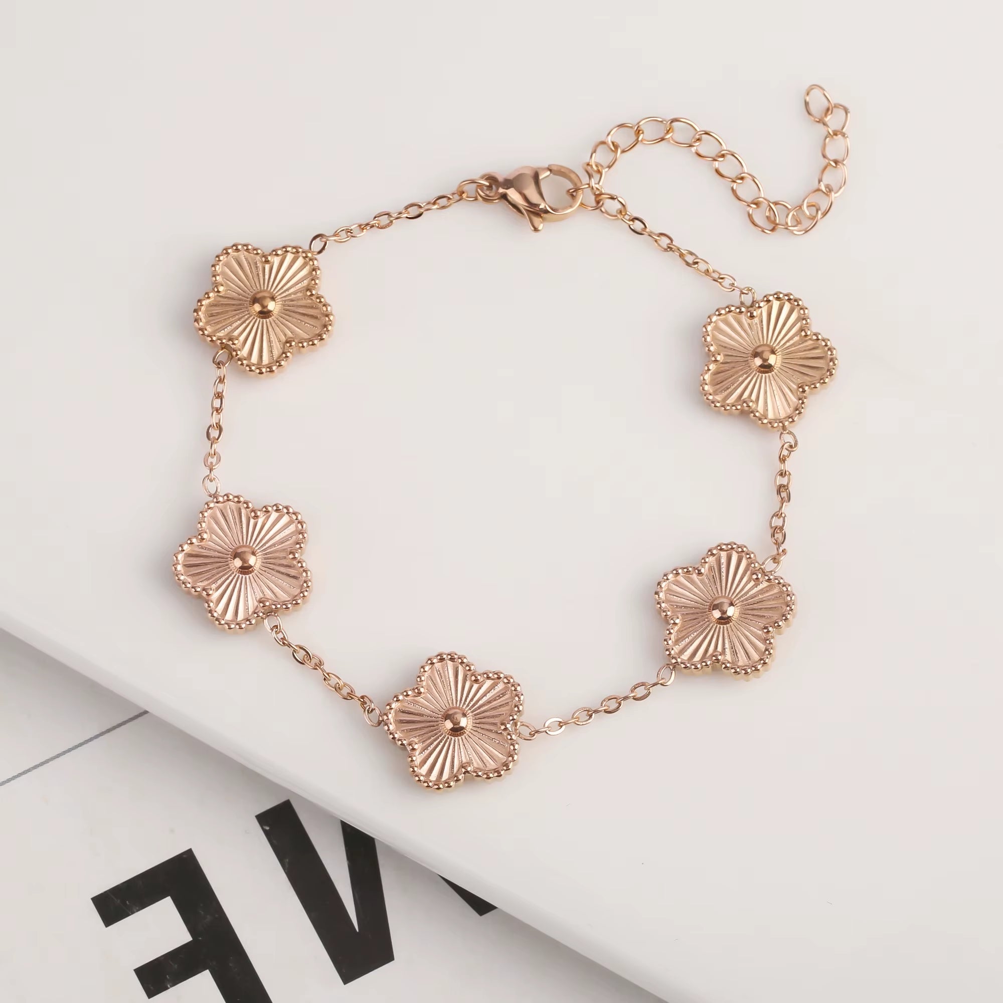 Hot Selling High-Quality Plum Blossom Plant Metal Five Leaf Flower Bracelet Necklace with Double-Sided Y2K Style Clover