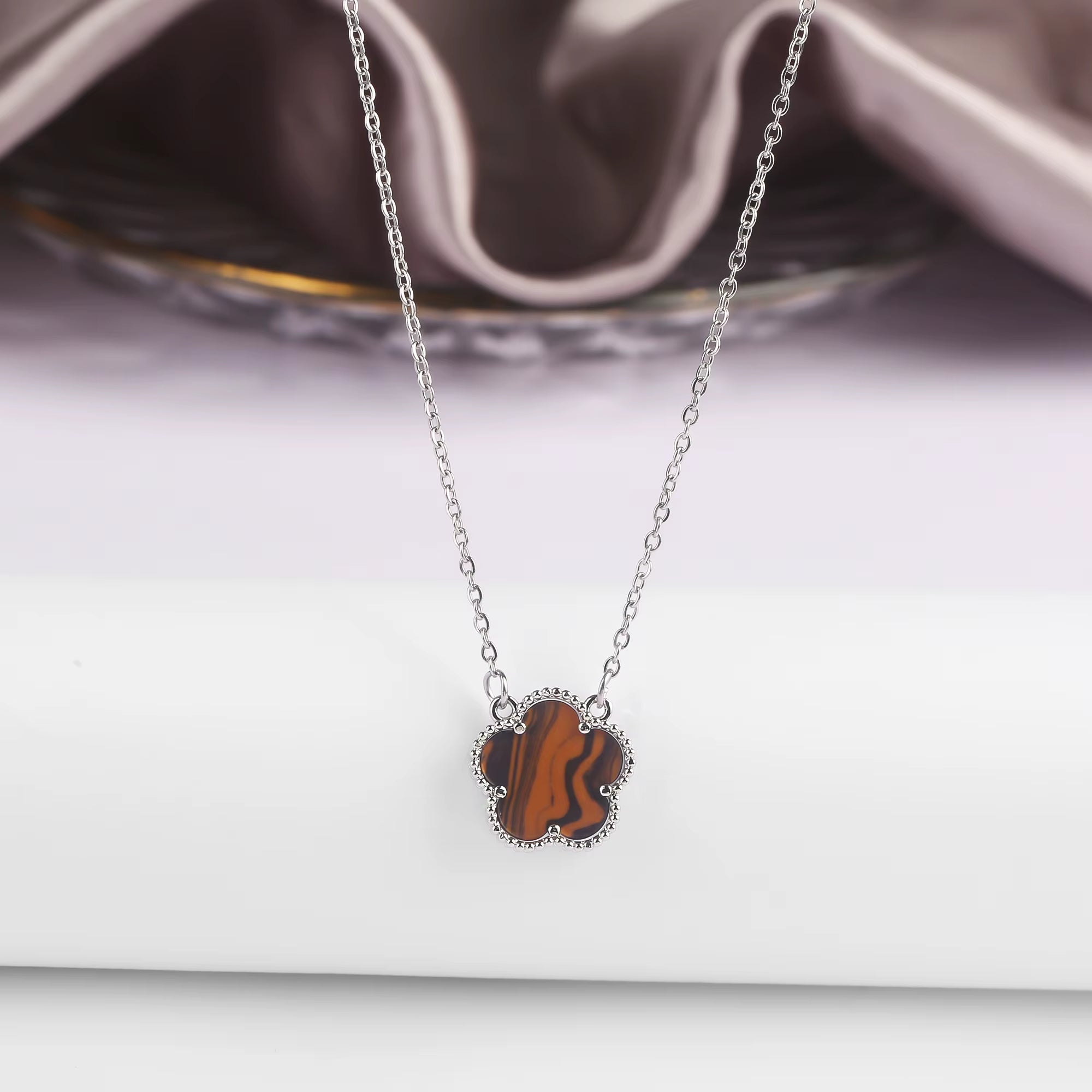 7 Colors Classic Simple Five-Leaf Flower Pendant Necklace Natural Stones Clover Choker Chain for Women Party Daily Wear Jewelry