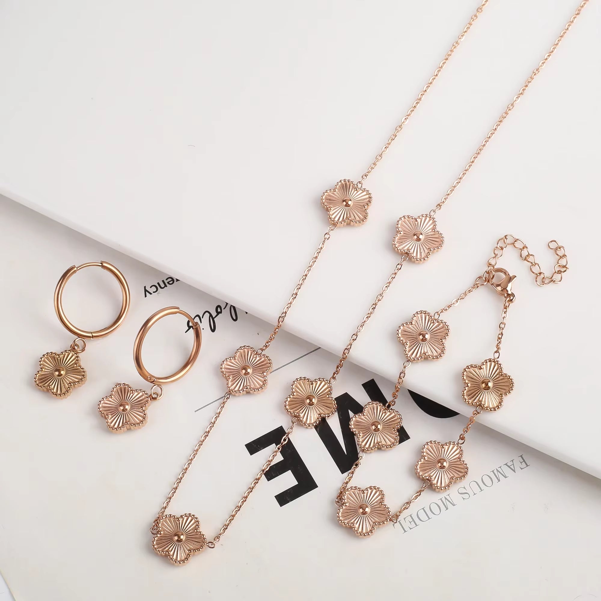 Hot Selling High-Quality Plum Blossom Plant Metal Five Leaf Flower Bracelet Necklace with Double-Sided Y2K Style Clover