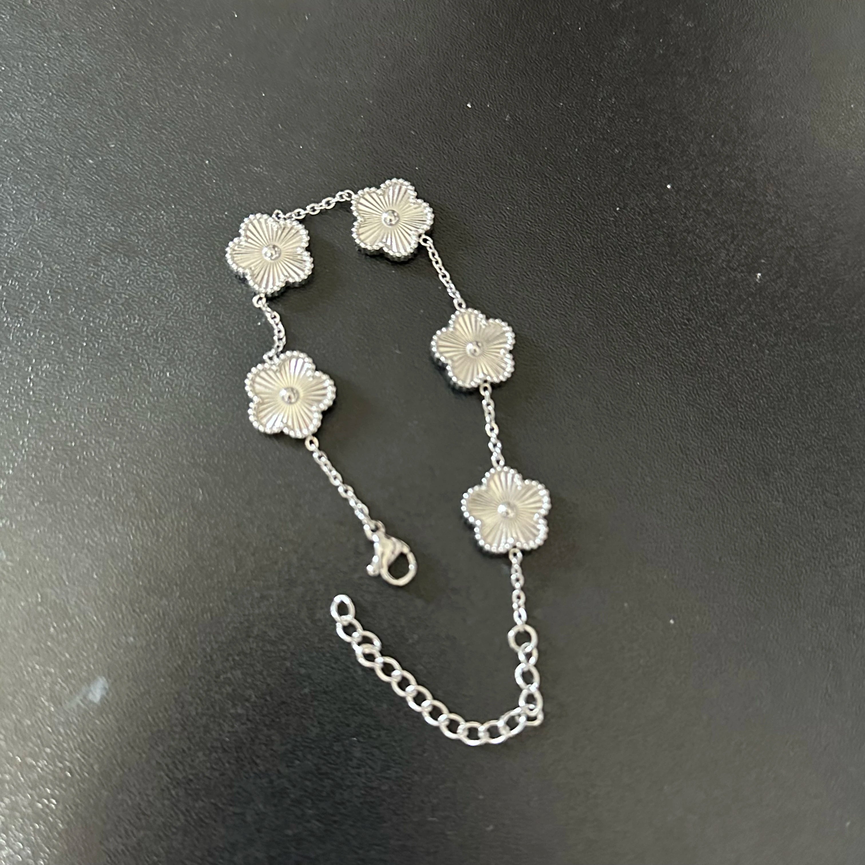 Hot Selling High-Quality Plum Blossom Plant Metal Five Leaf Flower Bracelet Necklace with Double-Sided Y2K Style Clover